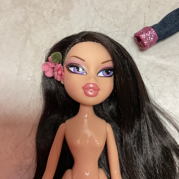 Bratz Flower Girlz Nora - Picture 2 of 7